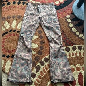 Women’s Burton camo snowboarding pants